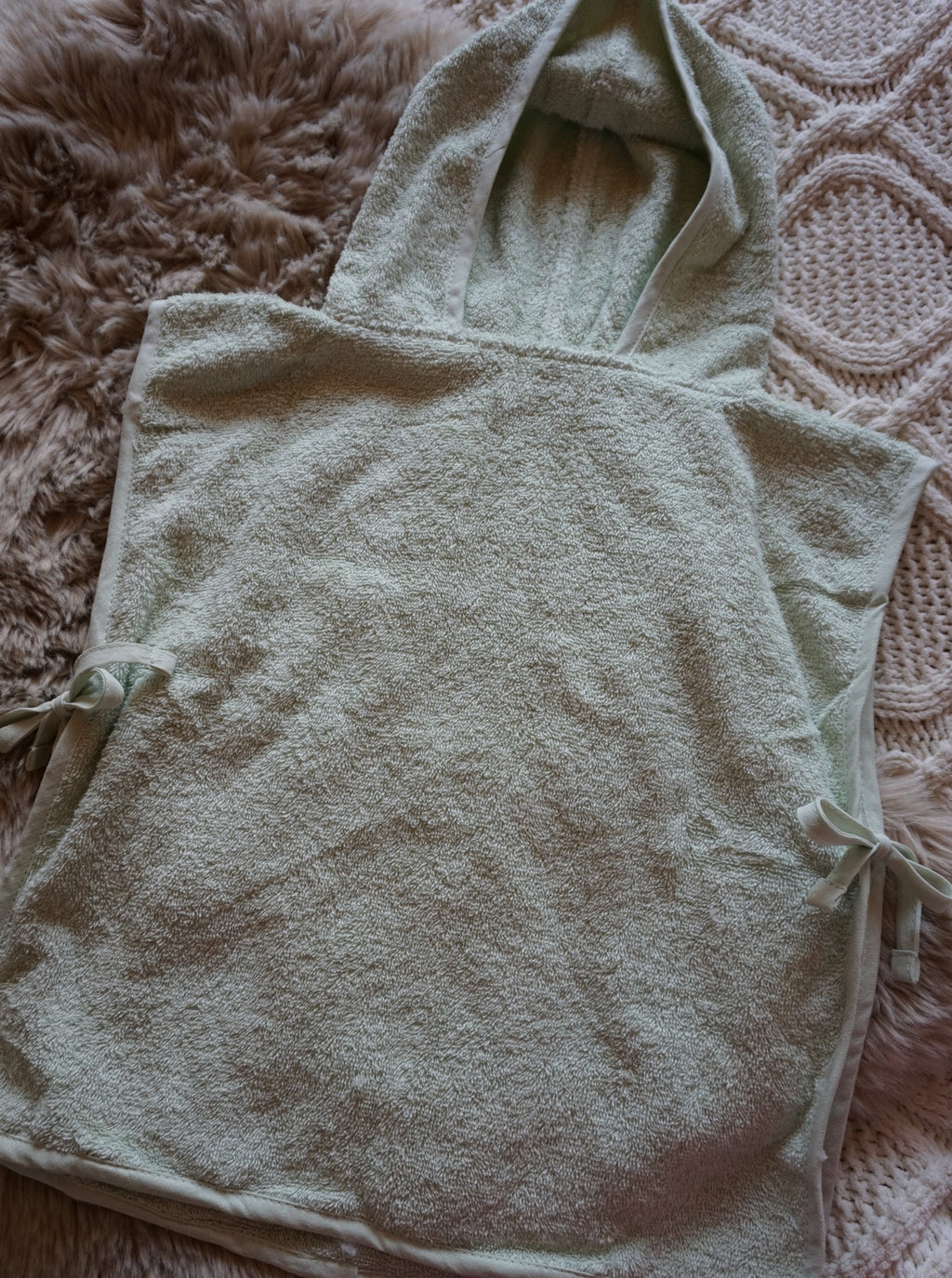 Geborduurde badponcho