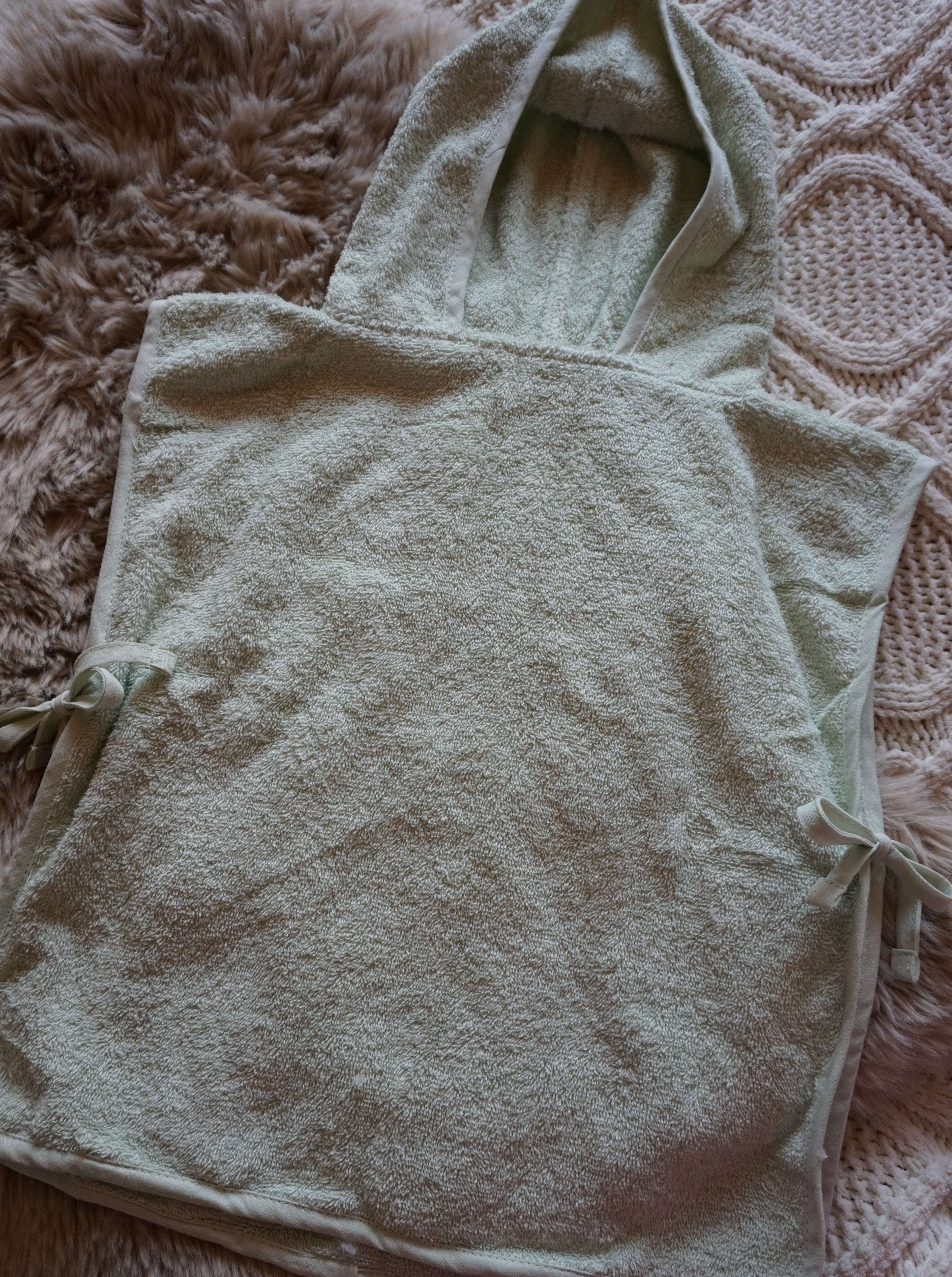 Geborduurde badponcho