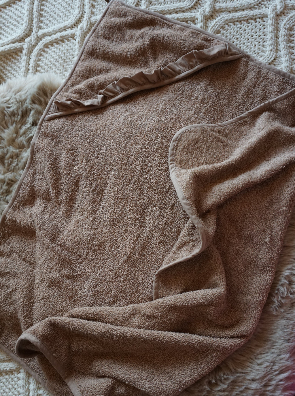 Geborduurde badcape ruffle