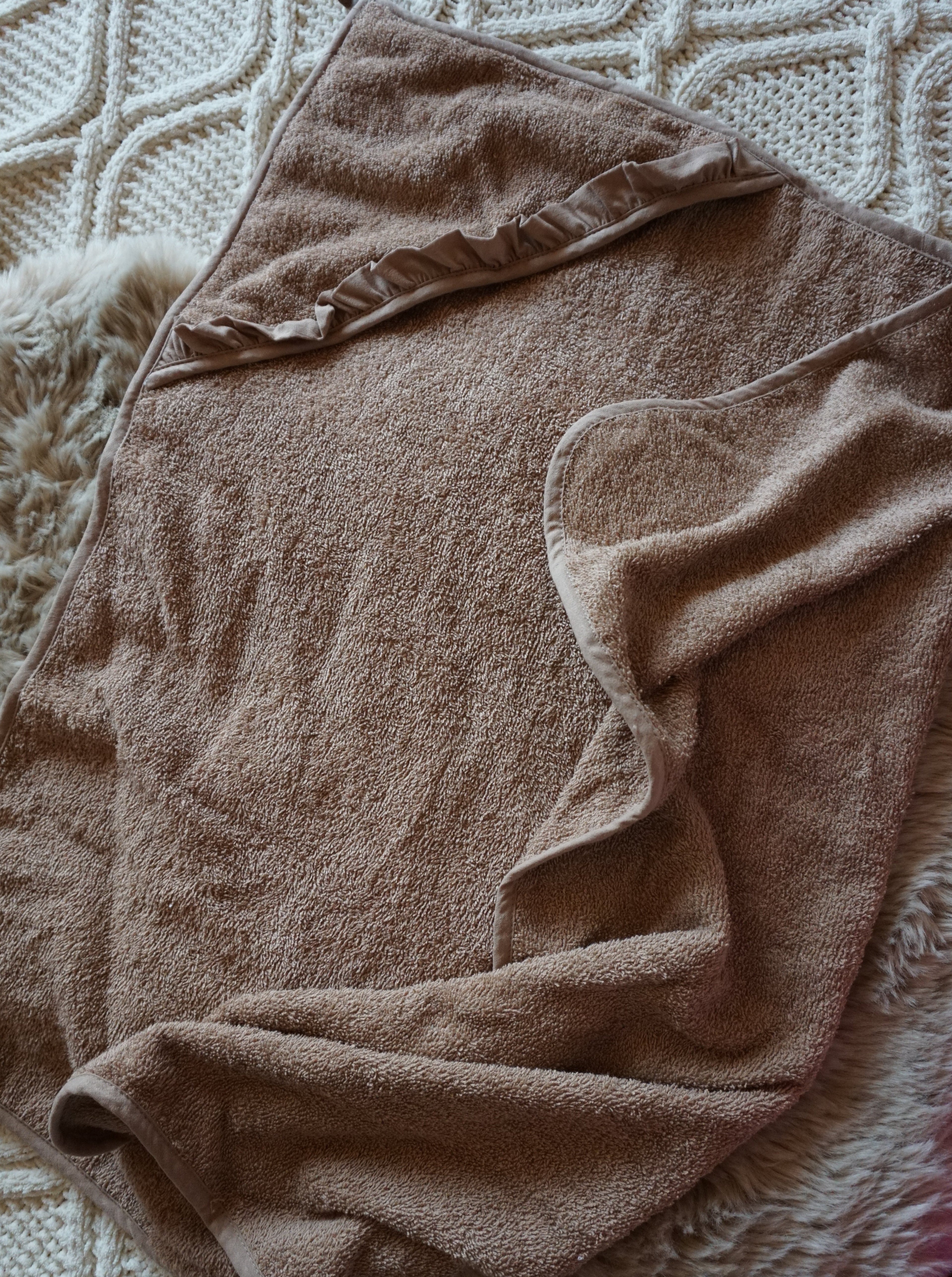 Geborduurde badcape ruffle