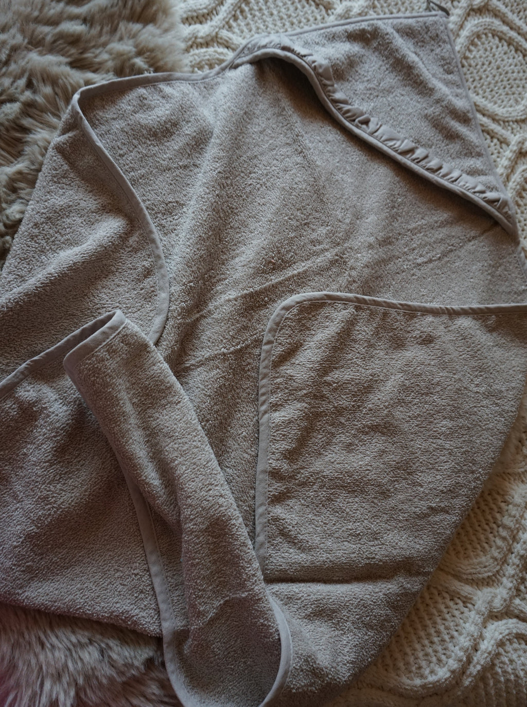 Geborduurde badcape ruffle